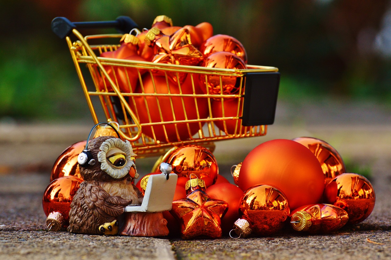 Christmas image showing baubles in a little shopping trolley