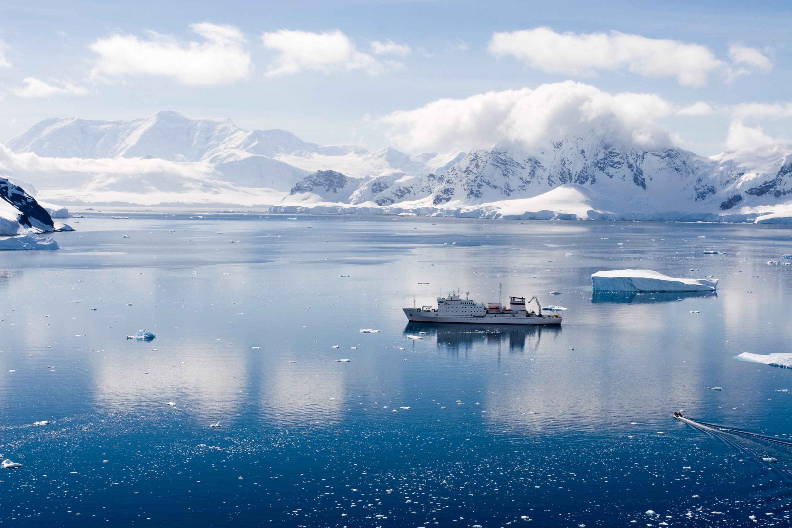 Ship,In,An,Antarctic,Bay
